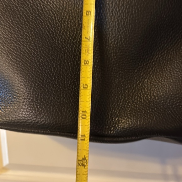 Brand New Valentino pebble finish V embossed front w/ dust cover bag - Picture 10 of 16